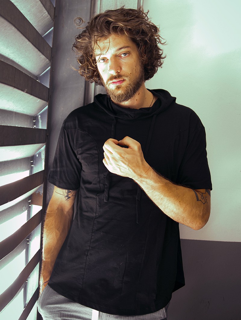 camiseta manga larga con capucha aldaron gadogado algodón negro streetwear